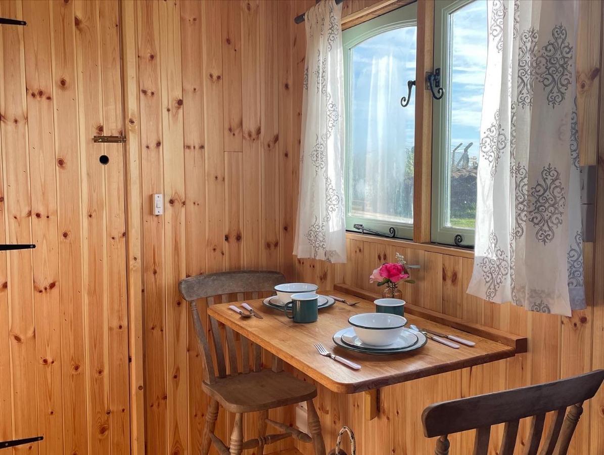 Trenewydd Farm Holiday Cottages Cardigan Szoba fotó